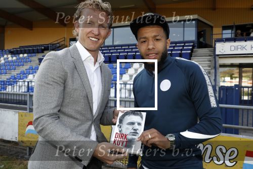 Katwijk 14 mei 2018
Boekpresentatie Dirk Kuyt in aanwezigheid van zijn kinderen en vrouw Gertrude. Dirk en Tony Vilhaena