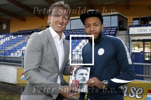 Katwijk 14 mei 2018
Boekpresentatie Dirk Kuyt in aanwezigheid van zijn kinderen en vrouw Gertrude. Dirk en Tony Vilhaena