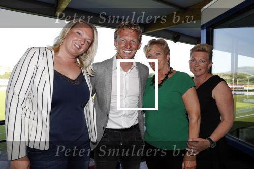 Katwijk 14 mei 2018
Boekpresentatie Dirk Kuyt in aanwezigheid van zijn kinderen en vrouw Gertrude. Dirk met zijn moeder en zussen