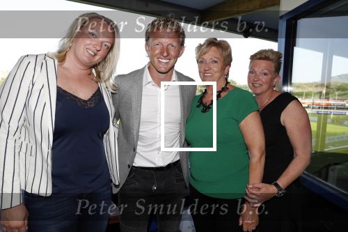 Katwijk 14 mei 2018
Boekpresentatie Dirk Kuyt in aanwezigheid van zijn kinderen en vrouw Gertrude. Dirk met zijn moeder en zussen