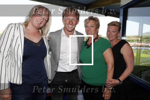 Katwijk 14 mei 2018
Boekpresentatie Dirk Kuyt in aanwezigheid van zijn kinderen en vrouw Gertrude. Dirk met zijn moeder en zussen