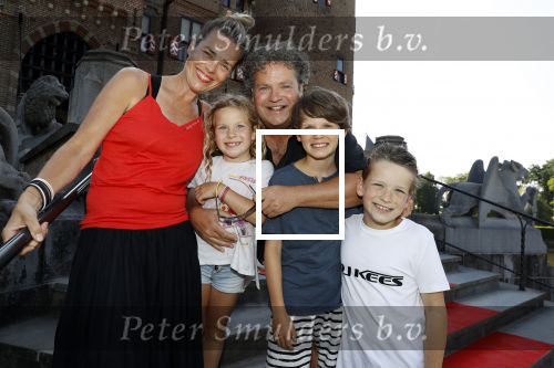 Haarzuilens 6 juni 2018
Opening expositie in kasteel de haar met oa Rene Mioch Annewil Blankers Renee Soutendijk en Willeke v Ammelrooij. Dirk Zeelenberg met zijn vrouw Suus en hun kinderen
