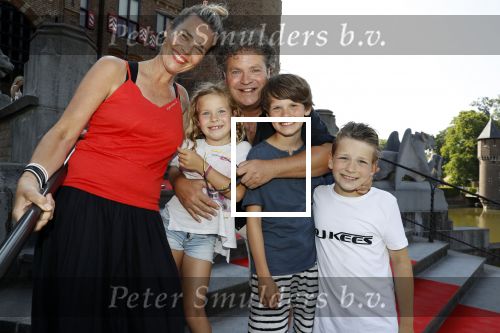 Haarzuilens 6 juni 2018
Opening expositie in kasteel de haar met oa Rene Mioch Annewil Blankers Renee Soutendijk en Willeke v Ammelrooij. Dirk Zeelenberg met zijn vrouw Suus en hun kinderen