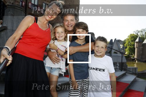 Haarzuilens 6 juni 2018
Opening expositie in kasteel de haar met oa Rene Mioch Annewil Blankers Renee Soutendijk en Willeke v Ammelrooij. Dirk Zeelenberg met zijn vrouw Suus en hun kinderen