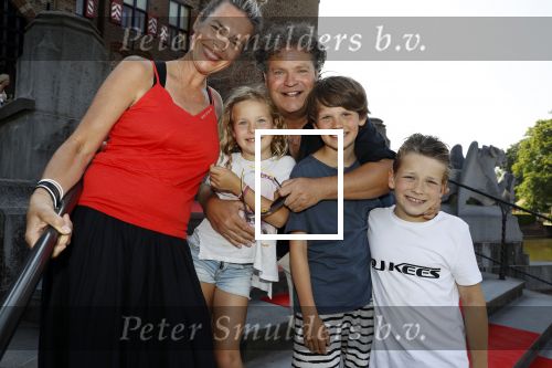 Haarzuilens 6 juni 2018
Opening expositie in kasteel de haar met oa Rene Mioch Annewil Blankers Renee Soutendijk en Willeke v Ammelrooij. Dirk Zeelenberg met zijn vrouw Suus en hun kinderen