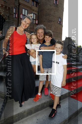 Haarzuilens 6 juni 2018
Opening expositie in kasteel de haar met oa Rene Mioch Annewil Blankers Renee Soutendijk en Willeke v Ammelrooij. Dirk Zeelenberg met zijn vrouw Suus en hun kinderen
