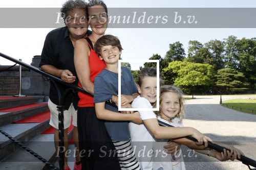 Haarzuilens 6 juni 2018
Opening expositie in kasteel de haar met oa Rene Mioch Annewil Blankers Renee Soutendijk en Willeke v Ammelrooij. Dirk Zeelenberg met zijn vrouw Suus en hun kinderen