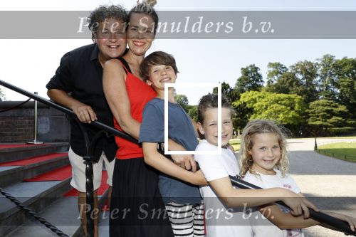 Haarzuilens 6 juni 2018
Opening expositie in kasteel de haar met oa Rene Mioch Annewil Blankers Renee Soutendijk en Willeke v Ammelrooij. Dirk Zeelenberg met zijn vrouw Suus en hun kinderen