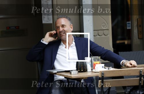 Amsterdam 24 mei 2018
Eric Kuster bellend op terras