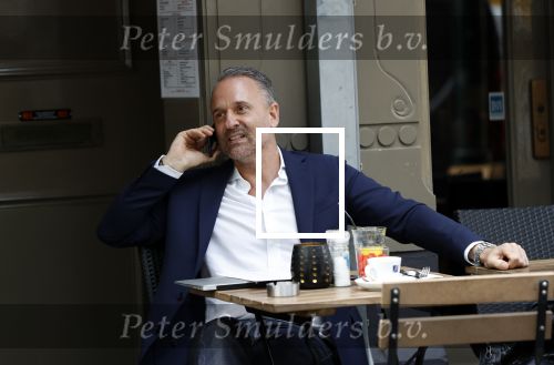 Amsterdam 24 mei 2018
Eric Kuster bellend op terras