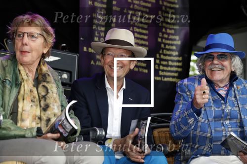 Hummelo 10 mei 2018
Onthulling standbeeld rockgroep Normaal met de bandleden Bennie Jolink, Ferdi Joly, Willem Terhorst en de partner van het overleden lid Jan Manschot
