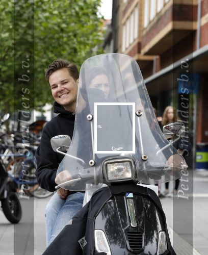 Amsterdam 23 mei 2018
Floris Feilzer met vriendin op vespa scooter.