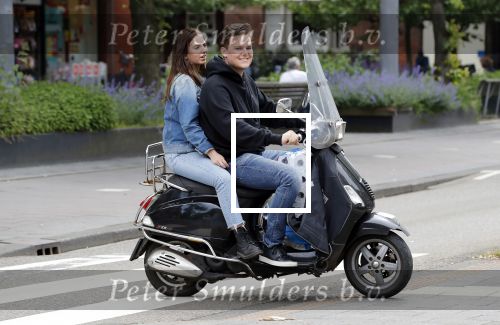 Amsterdam 23 mei 2018
Floris Feilzer met vriendin op vespa scooter.