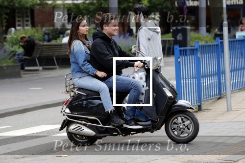 Amsterdam 23 mei 2018
Floris Feilzer met vriendin op vespa scooter.