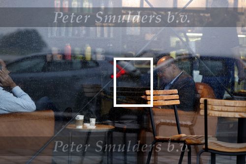 Amersfoort 8 juni 2018
Fred Teeven drinkt kopje koffie met een relatie bij de starbucks.