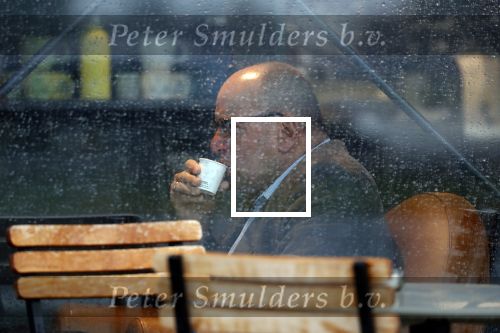 Amersfoort 8 juni 2018
Fred Teeven drinkt kopje koffie met een relatie bij de starbucks.