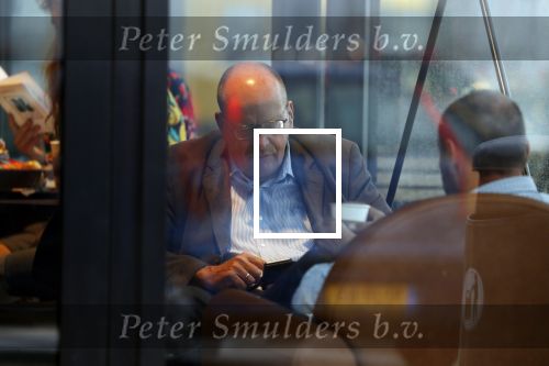 Amersfoort 8 juni 2018
Fred Teeven drinkt kopje koffie met een relatie bij de starbucks.
