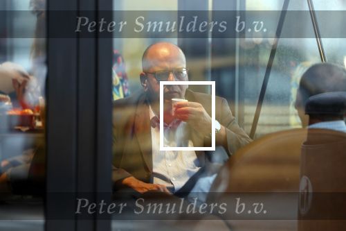 Amersfoort 8 juni 2018
Fred Teeven drinkt kopje koffie met een relatie bij de starbucks.