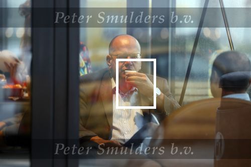 Amersfoort 8 juni 2018
Fred Teeven drinkt kopje koffie met een relatie bij de starbucks.