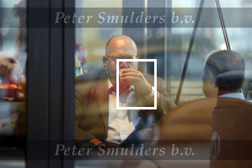 Amersfoort 8 juni 2018
Fred Teeven drinkt kopje koffie met een relatie bij de starbucks.
