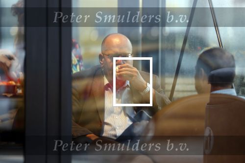 Amersfoort 8 juni 2018
Fred Teeven drinkt kopje koffie met een relatie bij de starbucks.