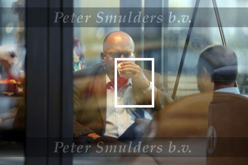 Amersfoort 8 juni 2018
Fred Teeven drinkt kopje koffie met een relatie bij de starbucks.