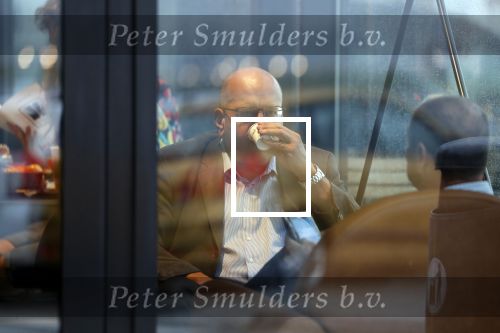 Amersfoort 8 juni 2018
Fred Teeven drinkt kopje koffie met een relatie bij de starbucks.