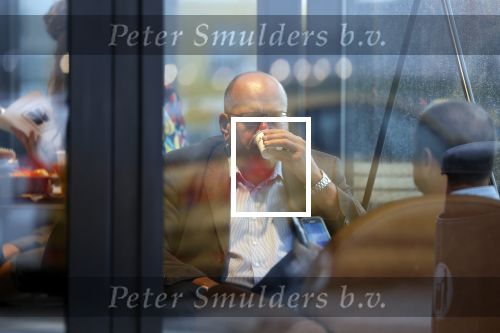 Amersfoort 8 juni 2018
Fred Teeven drinkt kopje koffie met een relatie bij de starbucks.