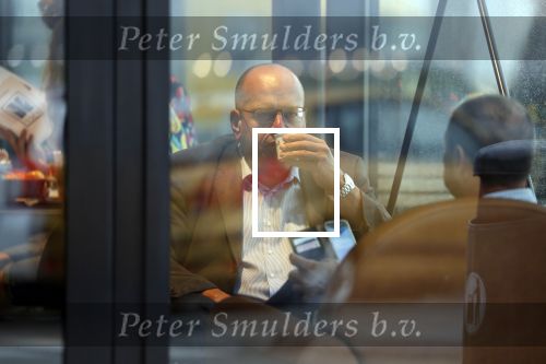 Amersfoort 8 juni 2018
Fred Teeven drinkt kopje koffie met een relatie bij de starbucks.