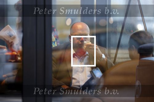 Amersfoort 8 juni 2018
Fred Teeven drinkt kopje koffie met een relatie bij de starbucks.