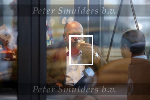 Amersfoort 8 juni 2018
Fred Teeven drinkt kopje koffie met een relatie bij de starbucks.