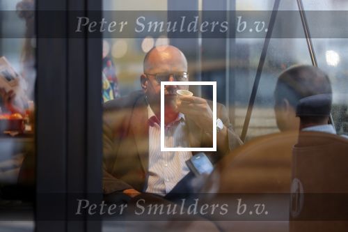 Amersfoort 8 juni 2018
Fred Teeven drinkt kopje koffie met een relatie bij de starbucks.