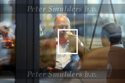 Amersfoort 8 juni 2018
Fred Teeven drinkt kopje koffie met een relatie bij de starbucks.