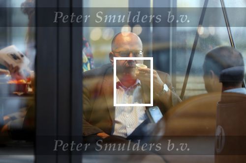 Amersfoort 8 juni 2018
Fred Teeven drinkt kopje koffie met een relatie bij de starbucks.