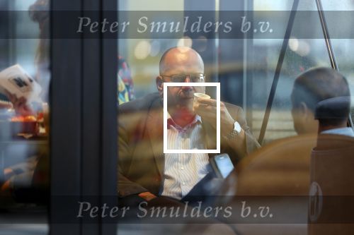 Amersfoort 8 juni 2018
Fred Teeven drinkt kopje koffie met een relatie bij de starbucks.