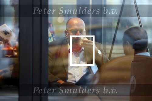 Amersfoort 8 juni 2018
Fred Teeven drinkt kopje koffie met een relatie bij de starbucks.