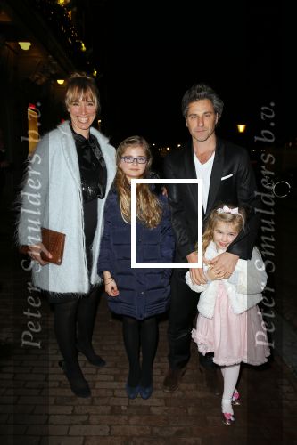 Amsterdam 18 december 2014
Premiere kerst circus in Carre.
Nienke Romer met Frederik Brom en hun kinderen