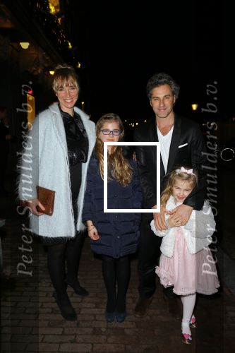 Amsterdam 18 december 2014
Premiere kerst circus in Carre.
Nienke Romer met Frederik Brom en hun kinderen