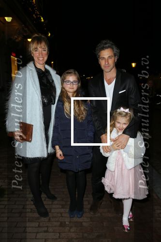 Amsterdam 18 december 2014
Premiere kerst circus in Carre.
Nienke Romer met Frederik Brom en hun kinderen