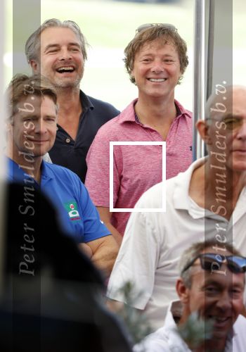 Eemnes 28 mei 2018
Golfwedstrijd ten bate van Warchild met oa Victor Reinier Toine v Peperstraten Mariska v Kolck en Frits Sissing. Kunstenaar Pim Smit maakt samen met victor Reinier een schilderij .