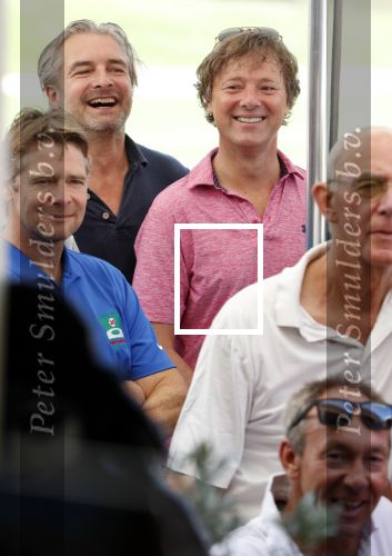 Eemnes 28 mei 2018
Golfwedstrijd ten bate van Warchild met oa Victor Reinier Toine v Peperstraten Mariska v Kolck en Frits Sissing. Kunstenaar Pim Smit maakt samen met victor Reinier een schilderij .