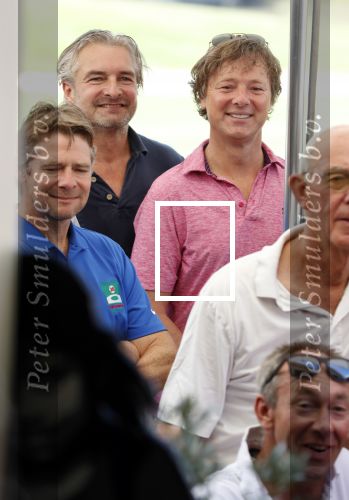 Eemnes 28 mei 2018
Golfwedstrijd ten bate van Warchild met oa Victor Reinier Toine v Peperstraten Mariska v Kolck en Frits Sissing. Kunstenaar Pim Smit maakt samen met victor Reinier een schilderij .