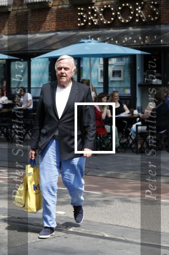 Amsterdam 26 mei 2018
Harry Mens doet boodschappen.