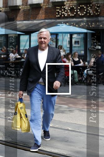 Amsterdam 26 mei 2018
Harry Mens doet boodschappen.