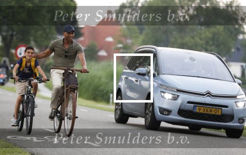 Amsterdam 29 mei 2018
Humberto Tan en zijn zoon Benjamin eten ijsje en fietsen daarna naar huis.
