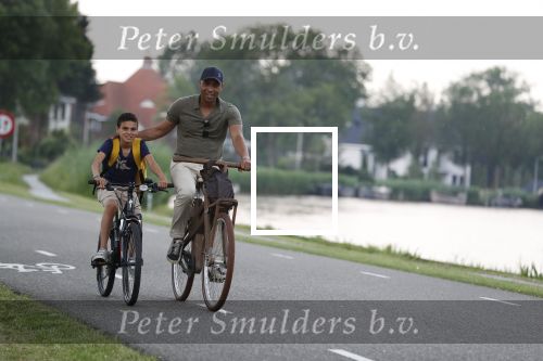 Amsterdam 29 mei 2018
Humberto Tan en zijn zoon Benjamin eten ijsje en fietsen daarna naar huis.