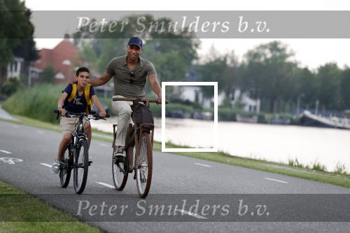 Amsterdam 29 mei 2018
Humberto Tan en zijn zoon Benjamin eten ijsje en fietsen daarna naar huis.