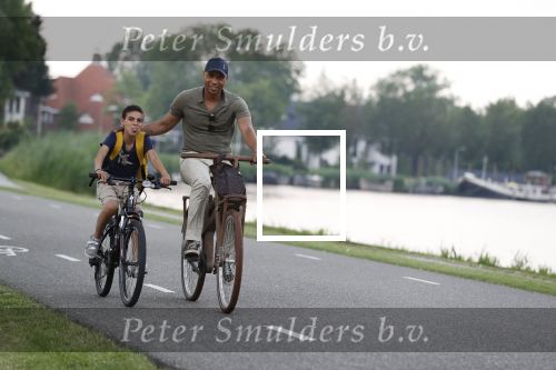 Amsterdam 29 mei 2018
Humberto Tan en zijn zoon Benjamin eten ijsje en fietsen daarna naar huis.