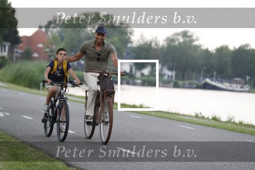 Amsterdam 29 mei 2018
Humberto Tan en zijn zoon Benjamin eten ijsje en fietsen daarna naar huis.