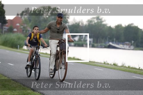 Amsterdam 29 mei 2018
Humberto Tan en zijn zoon Benjamin eten ijsje en fietsen daarna naar huis.